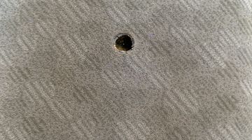 シートにできた穴のリペア